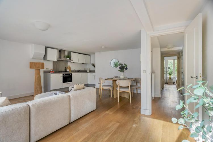 
    Jacob van Lennepstraat 10 |Amsterdam
