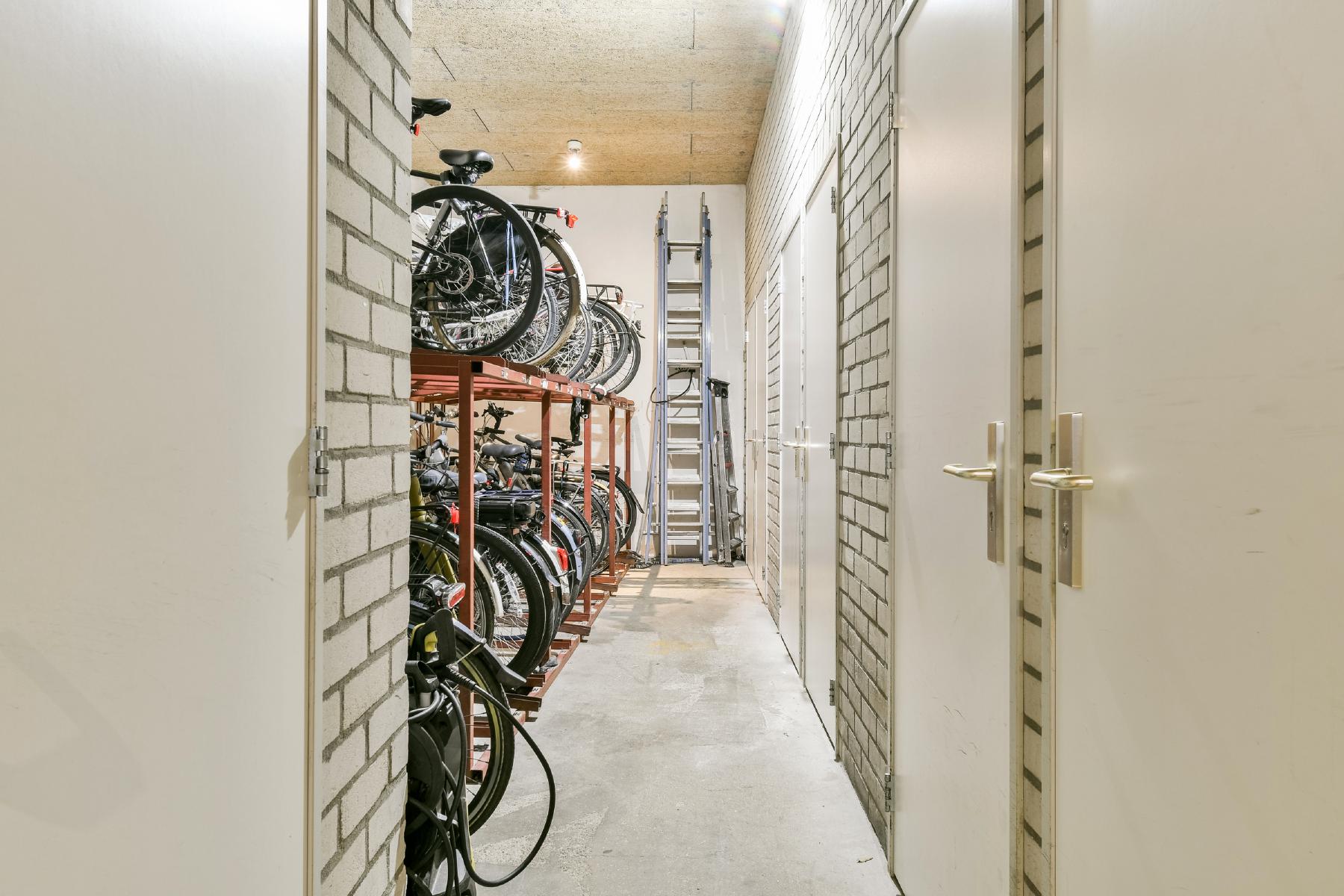 AMSTERDAM Dirk van Hasseltssteeg 30 Aimage 20